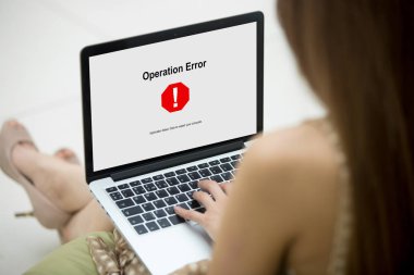 Güzel elbiseli kadın dizüstü bilgisayar ekranında işlemi hata var.