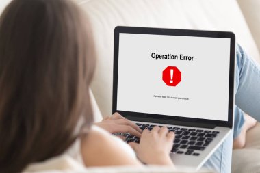 Laptop, işlemi hata iletisi arıyor kanepede yatan kadın.