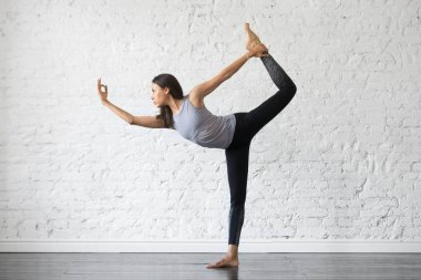 Natarajasana genç çekici kadın poz, stüdyo arka plan