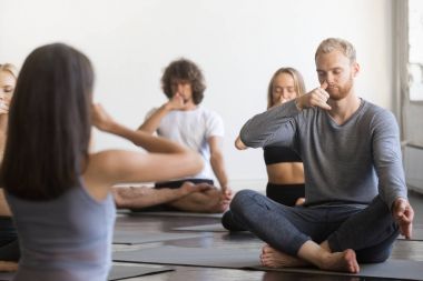 Diğer burun deliği nefes yapma sportif gençler grup