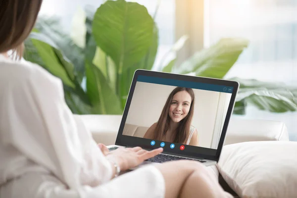 Mulher casual fazendo chamada de vídeo para amigo feminino no laptop . — Fotografia de Stock