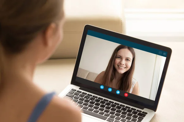 Femme faisant appel vidéo à un ami féminin sur ordinateur portable . — Photo