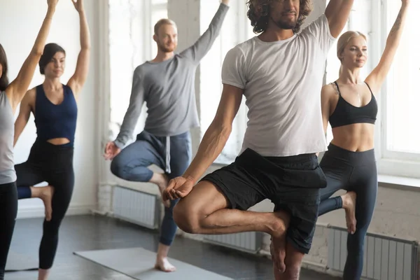 Groupe de jeunes sportifs à Tree pose, studio — Photo