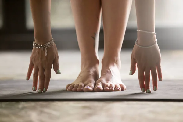 Primer plano de las manos femeninas tocando alfombra de yoga —  Fotos de Stock