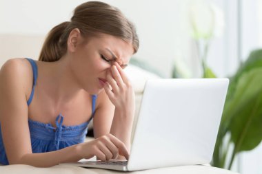 Yorgun gözler duygu burun köprüsü, dokunmadan bilgisayar genç kadın