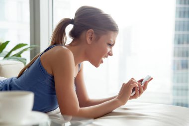 Karışık kızgın genç kadın hom having problem ile smartphone