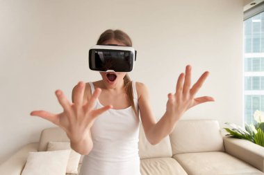 Sürpriz heyecanlı genç kız Vr gözlüklü boyuyla arıyorsunuz