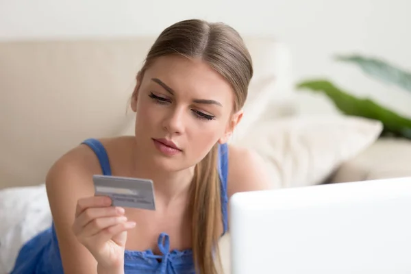 Young woman paying by credit card shopping online at home — Stock Photo, Image