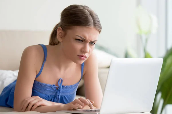 Збентежена жінка, яка має проблеми з комп'ютером, зламаний ноутбук, ПК e — стокове фото