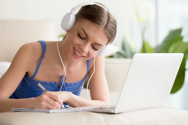 Meisje dragen koptelefoon luisteren naar Audiocursus, leren voorgrond — Stockfoto