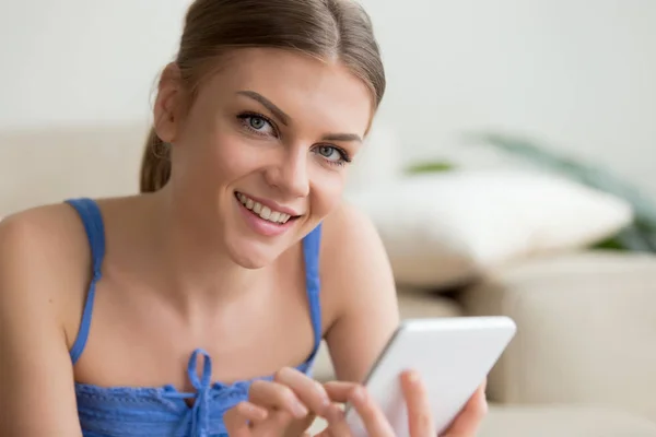 Молода жінка використовує цифровий планшет вдома, портрет головного убору — стокове фото