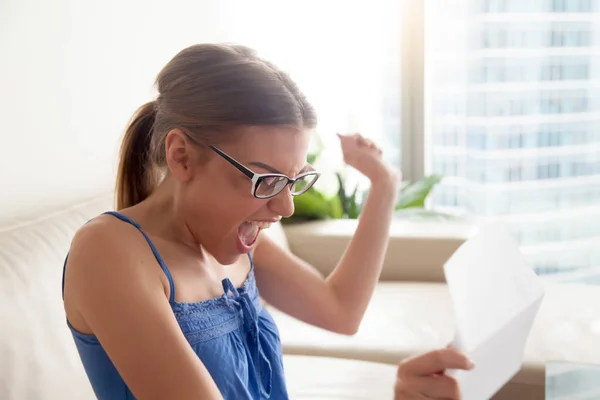 Ragazza felice eccitata da buone notizie in lettera, godendo di successo — Foto Stock