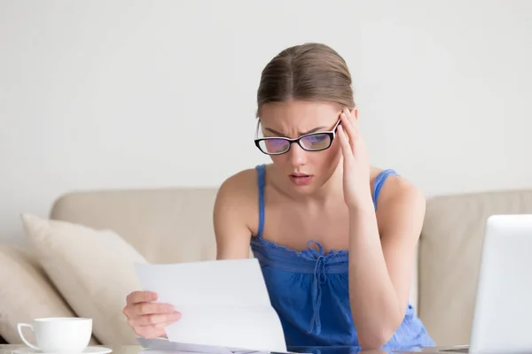 Worried woman reading negative news in letter, failed bad result — Stock Photo, Image