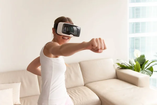 Menina vestindo óculos VR jogando jogo, boxe em realidade virtual — Fotografia de Stock