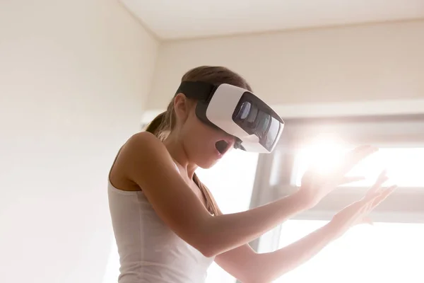 Scioccato ragazza guardando le mani attraverso gli occhiali, prima VR experien — Foto Stock