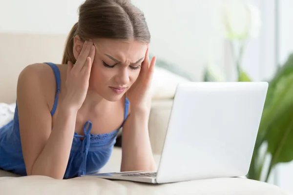 Concepto de dolor de cabeza por computadora, mujer joven que sufre de migraña , — Foto de Stock