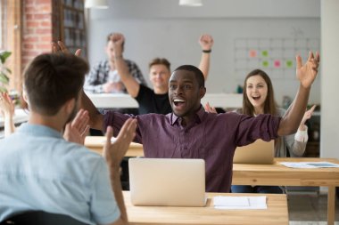 Genç Afro-Amerikan ofis çalışanı'nda başarı kutluyor