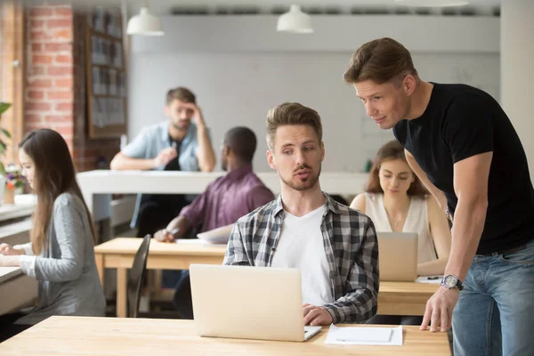 Empresario ocasional explicando proyecto de negocio a su compañero de trabajo . — Foto de Stock