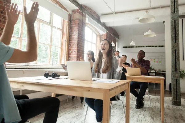 Compañeros de trabajo celebrando un tremendo logro en oficina compartida . — Foto de Stock