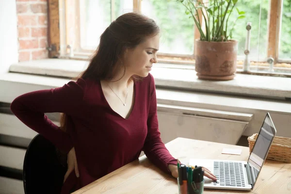 Trabajadora de oficina joven tiene malestar en el escritorio de trabajo . —  Fotos de Stock