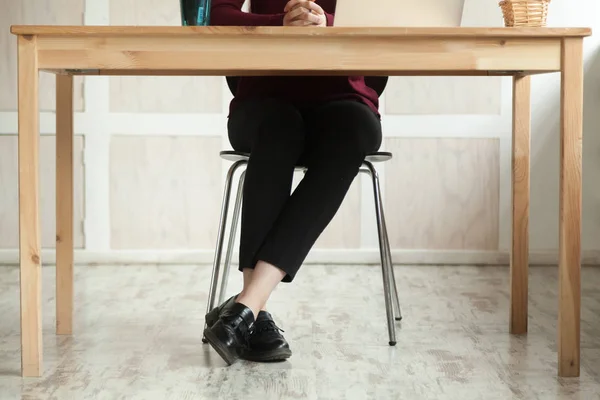 Stäng upp benen på företag dam vid skrivbord förskottsbetalande möte. — Stockfoto