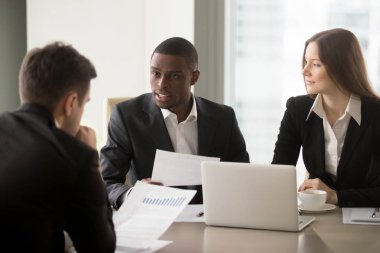 Ofiste toplantı çok uluslu iş ortakları