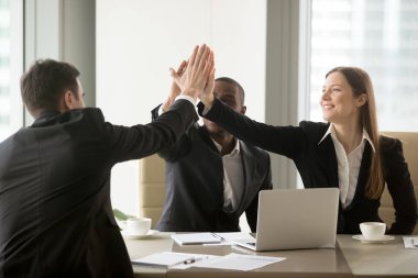 İş ortakları başarılı sözleşme kutluyor