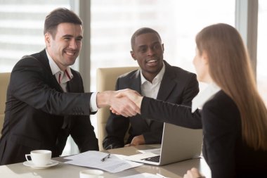 İki çokuluslu yöneticileri kadın müşteri hoş geldiniz.