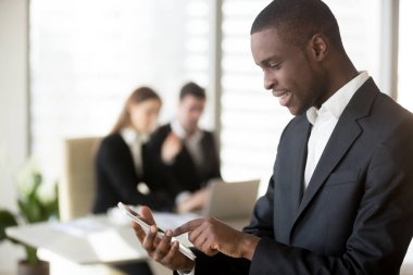 Siyah office alt yapım seslenmek cep telefonu ile