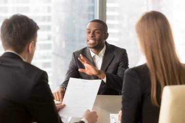 Siyah iş başvurusunda bulunan kendini işverene sunulması