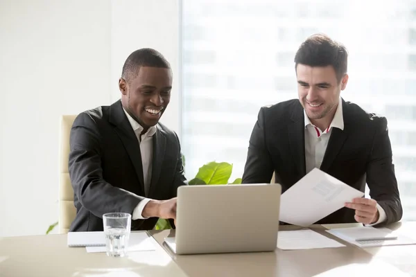 Black and white businessmen working together — Stock Photo, Image