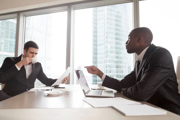 Black financial consultant talking with investor — Stock Photo, Image