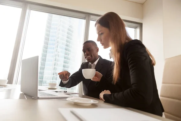 Black financial consultant explaining deal details — Stock Photo, Image