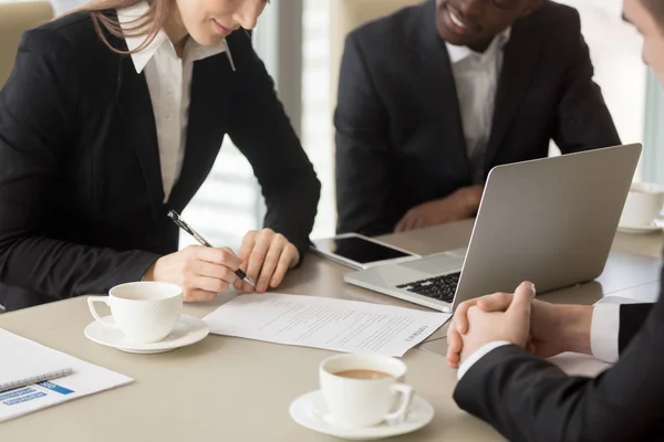 Female entrepreneur singing international contract — Stock Photo, Image