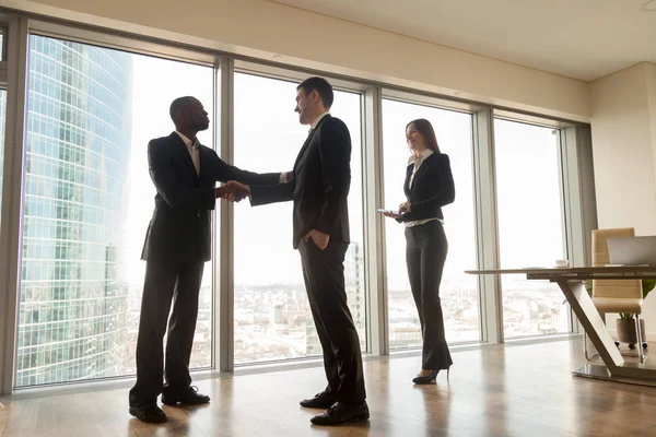 Jefe estrechando la mano a nuevo trabajador de la empresa en el gabinete — Foto de Stock