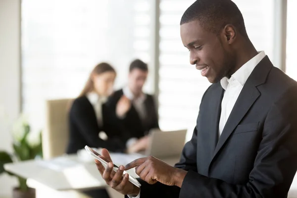 Svart office arbetstagare gör samtal med mobiltelefon — Stockfoto