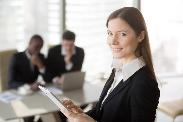 Met behulp van Tablet PC over de bijeenkomst van de multi-etnische zakenvrouw — Stockfoto