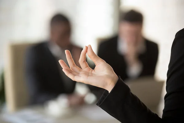 Geschäftsfrau bleibt bei Arbeitskonzept gelassen — Stockfoto