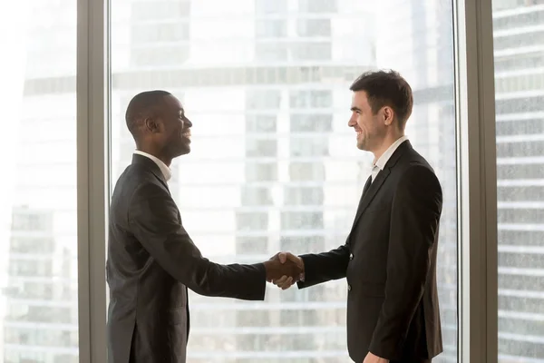 Zakelijke partners introduceren zichzelf tijdens bijeenkomst — Stockfoto