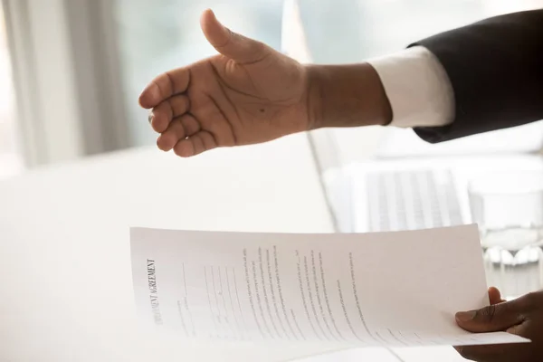 Datore di lavoro che dà accordo di lavoro al candidato — Foto Stock