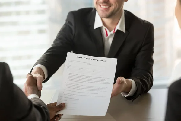 Recrutador dando acordo de emprego ao candidato — Fotografia de Stock