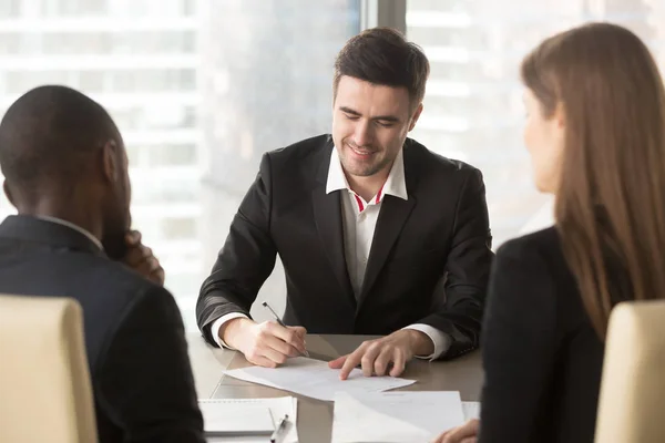 Happy candidate singing contract with employers — Stock Photo, Image