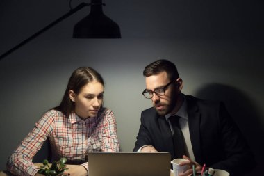 Akşam geç çalışma oturumunda şirket ofisi.