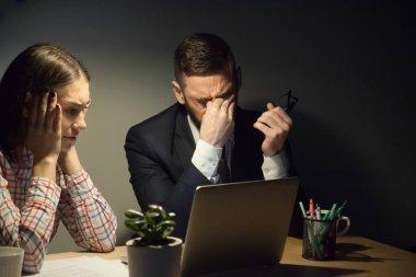 Bir sorunu çözmek için iki arkadaşları karanlık akşam ofiste Toplantı
