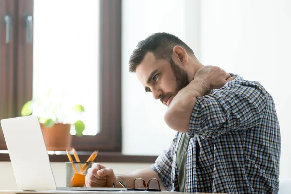 Problemático barbudo hombre masajes dolor de cuello . — Foto de Stock