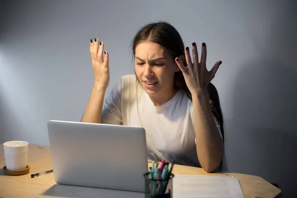 Frustrada mulher olhando em seu computador portátil tarde da noite — Fotografia de Stock