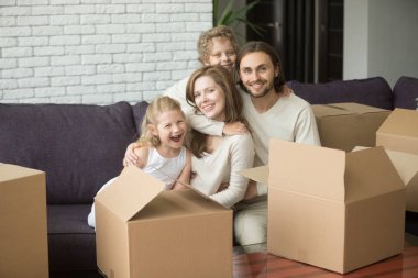 Yeni ev taşıma kanepede oturan kutuları ile aile
