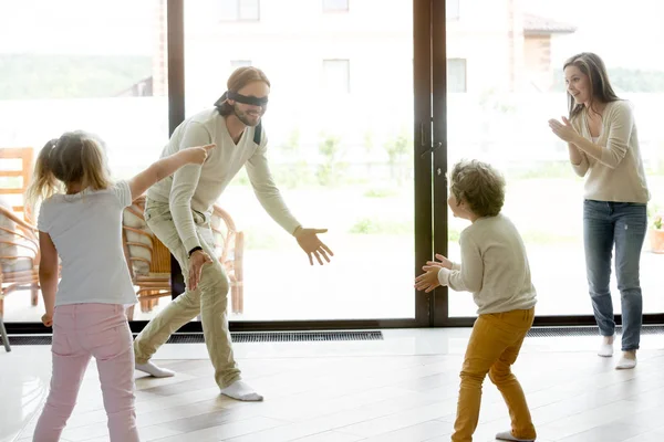 Rodinné děti hrají legrační hra na schovávanou hry doma — Stock fotografie