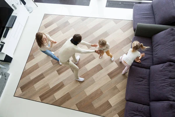 Familia jugando al escondite en casa, vista superior — Foto de Stock