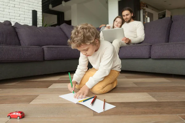 Preescolar niño dibujo con lápices de colores jugando en hom —  Fotos de Stock